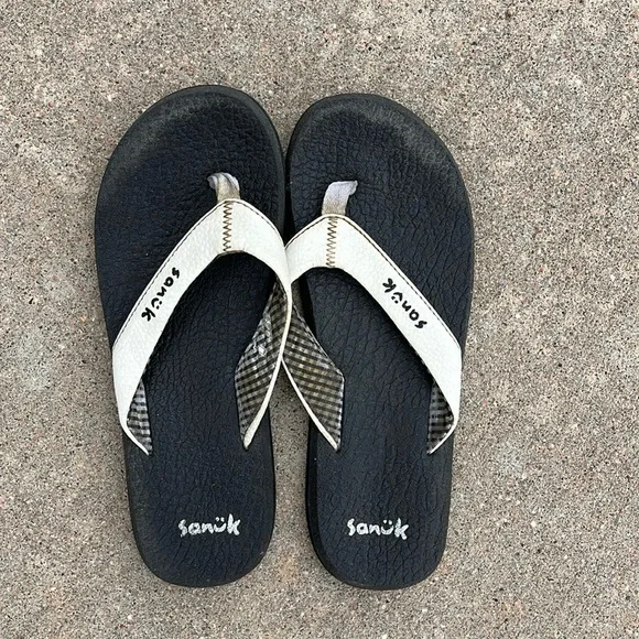Sanuk size 7 with white leather strap - Picture 1 of 2